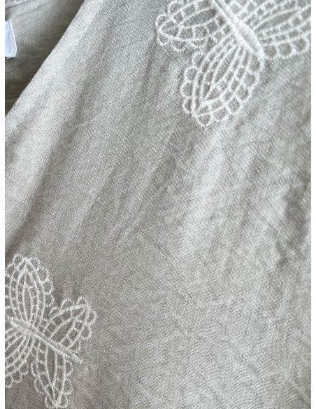 Conjunto bordados con mariposa: chaleco y pantalón