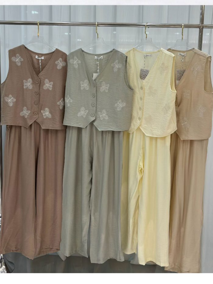 Conjunto bordados con mariposa: chaleco y pantalón