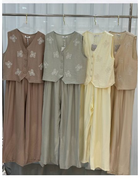 Conjunto bordados con mariposa: chaleco y pantalón