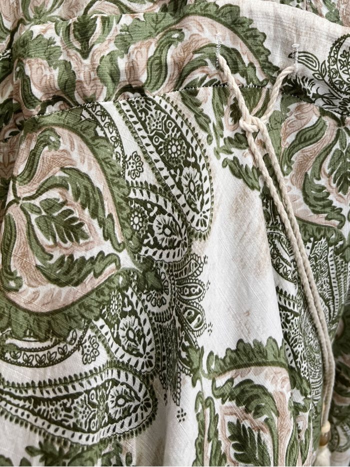 Vestido midi estampado con manga volante y cordón