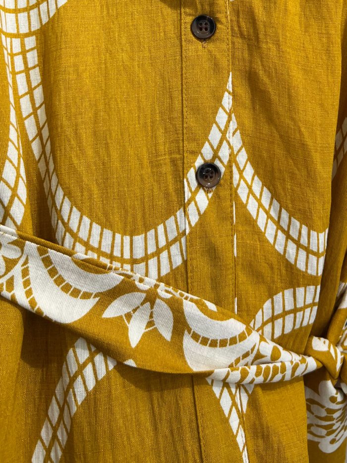 Vestido camisero midi estampado con cinturón