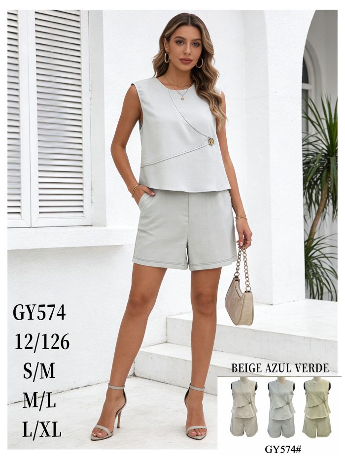 Completo composto da camicetta senza maniche con bottone a fiore e pantaloncini