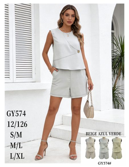 Completo composto da camicetta senza maniche con bottone a fiore e pantaloncini