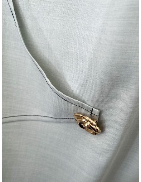 Completo composto da camicetta senza maniche con bottone a fiore e pantaloncini