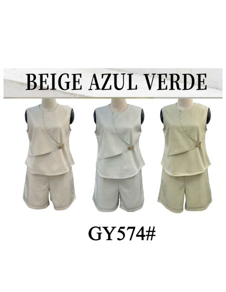 Completo composto da camicetta senza maniche con bottone a fiore e pantaloncini