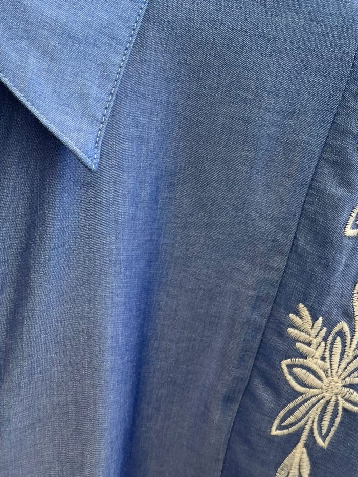 Ärmelloses Hemd mit Blumenstickerei an den Schultern