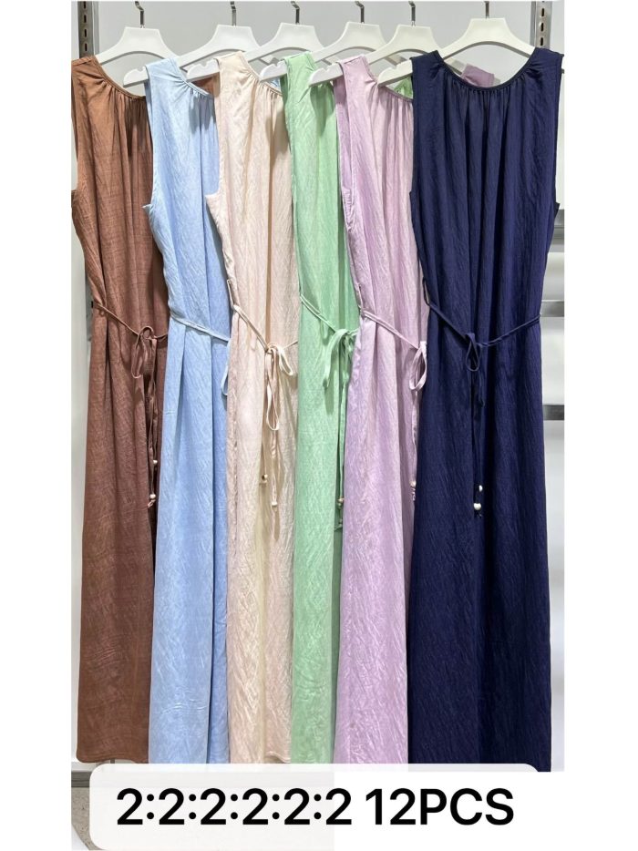 Vestido largo fluido sin mangas con cinturón