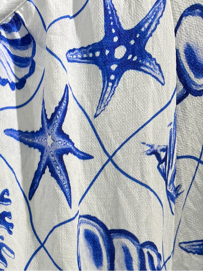 Vestido curto azul-marinho estampado com babados