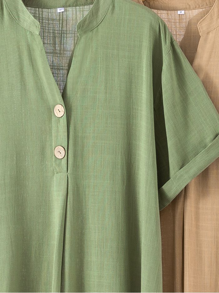 Locker sitzendes Leinenkleid mit kurzen Ärmeln