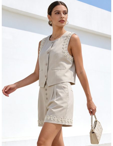 Conjunto con pasamanería: chaleco y shorts