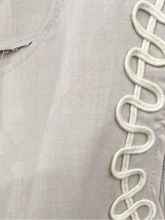 Conjunto con pasamanería: chaleco y shorts