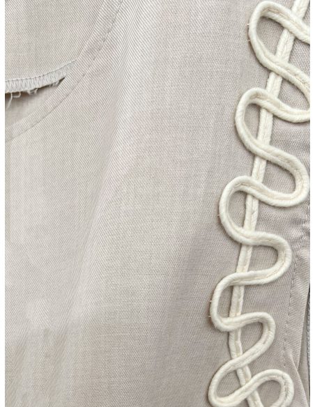 Conjunto con pasamanería: chaleco y shorts