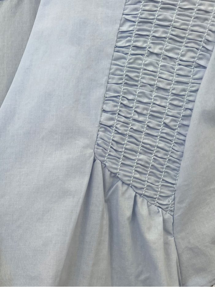 Blouse à col en V et détails froncés