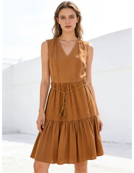 Vestido bordado sin mangas con cinturón