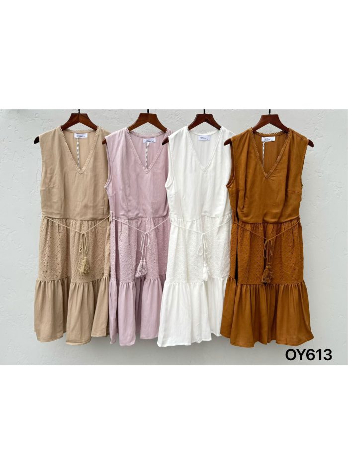 Vestido bordado sin mangas con cinturón