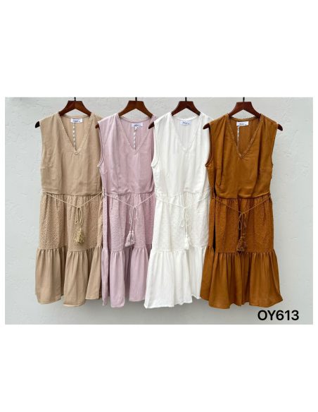 Vestido bordado sin mangas con cinturón