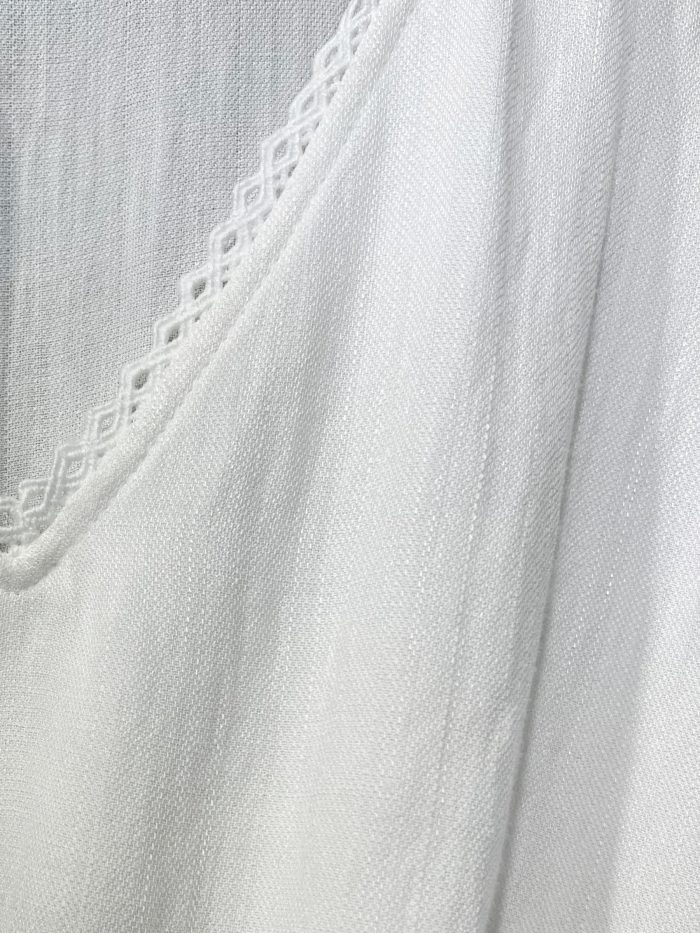 Vestido bordado sin mangas con cinturón