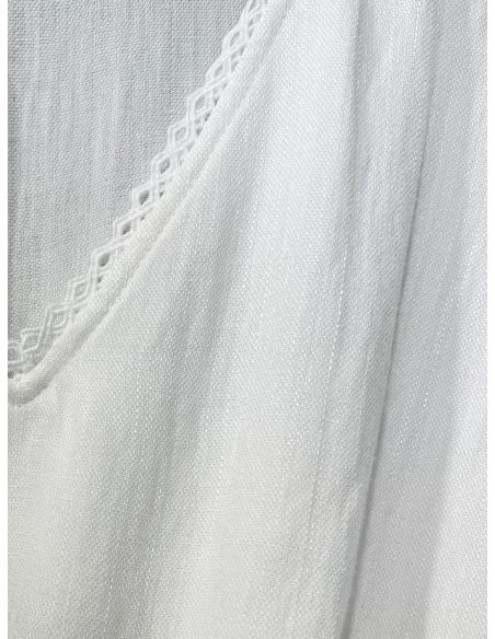 Vestido bordado sin mangas con cinturón