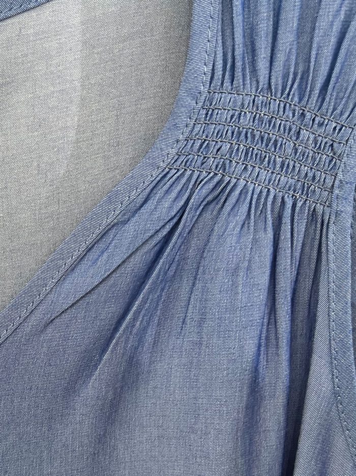 Top símil denim con frunces en hombros