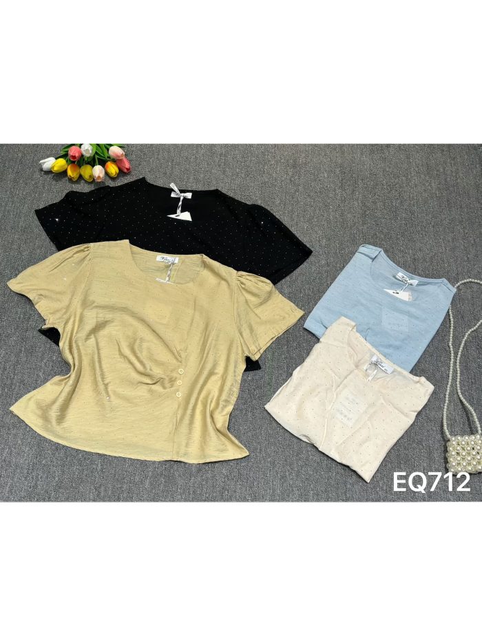 Blusa strass con frunce lateral y botones decorativos