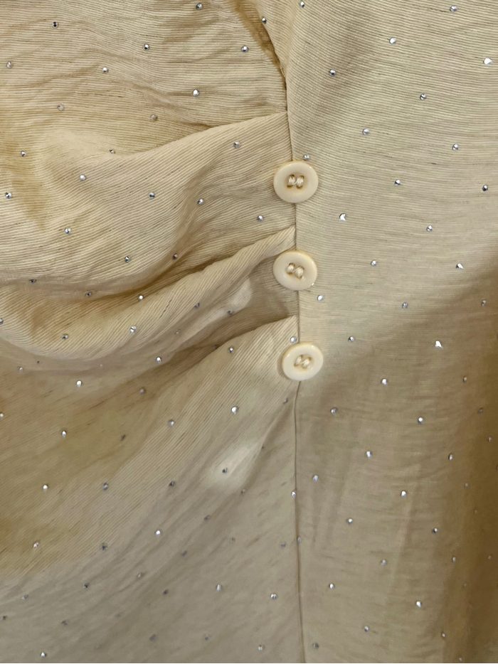 Blusa strass con frunce lateral y botones decorativos