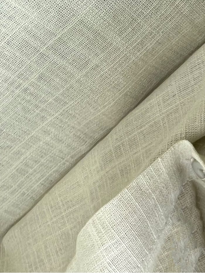 Bluse in Leinenoptik mit Rüschenärmeln und Schmuckbrosche