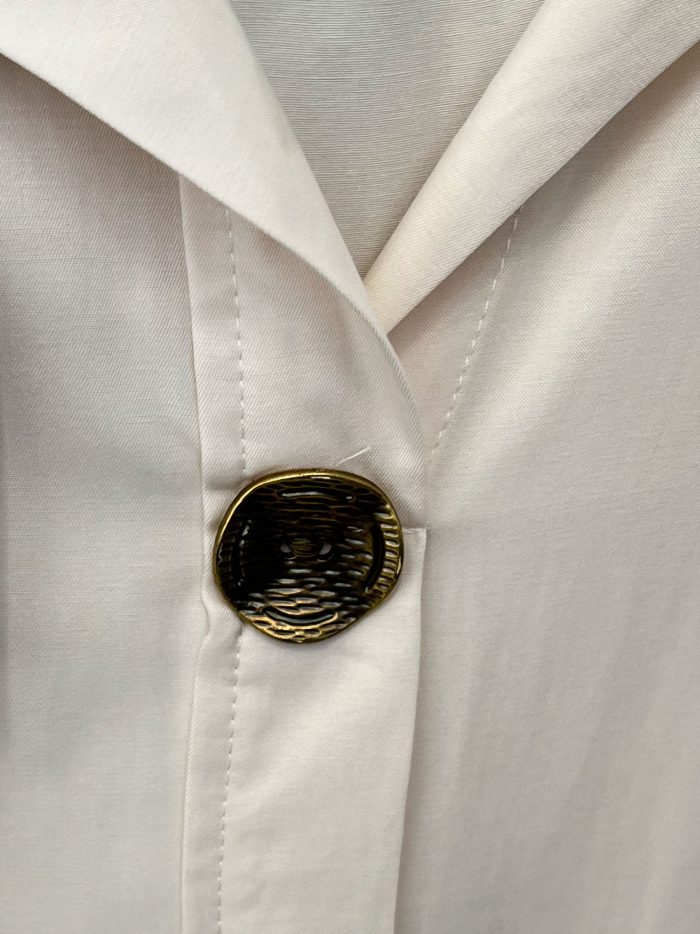 Blusa sin mangas con botón decorativo