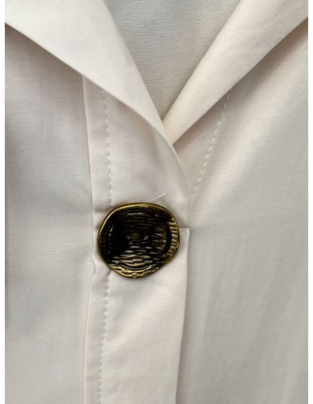 Blusa sin mangas con botón decorativo