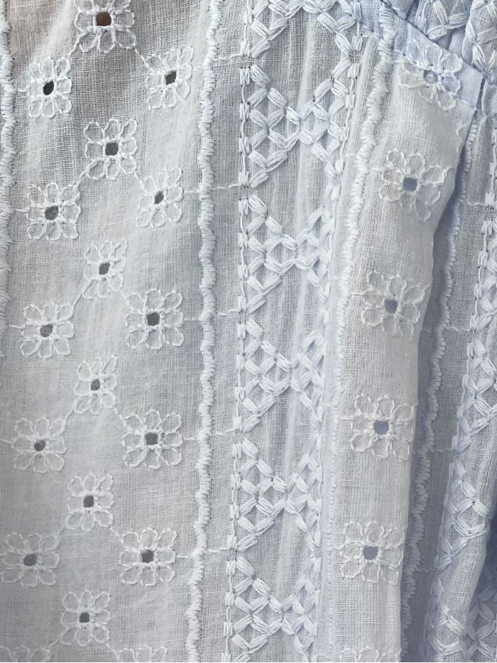 Camicetta ricamata con scollo traforato e arricciato