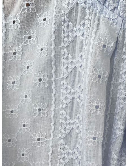 Camicetta ricamata con scollo traforato e arricciato