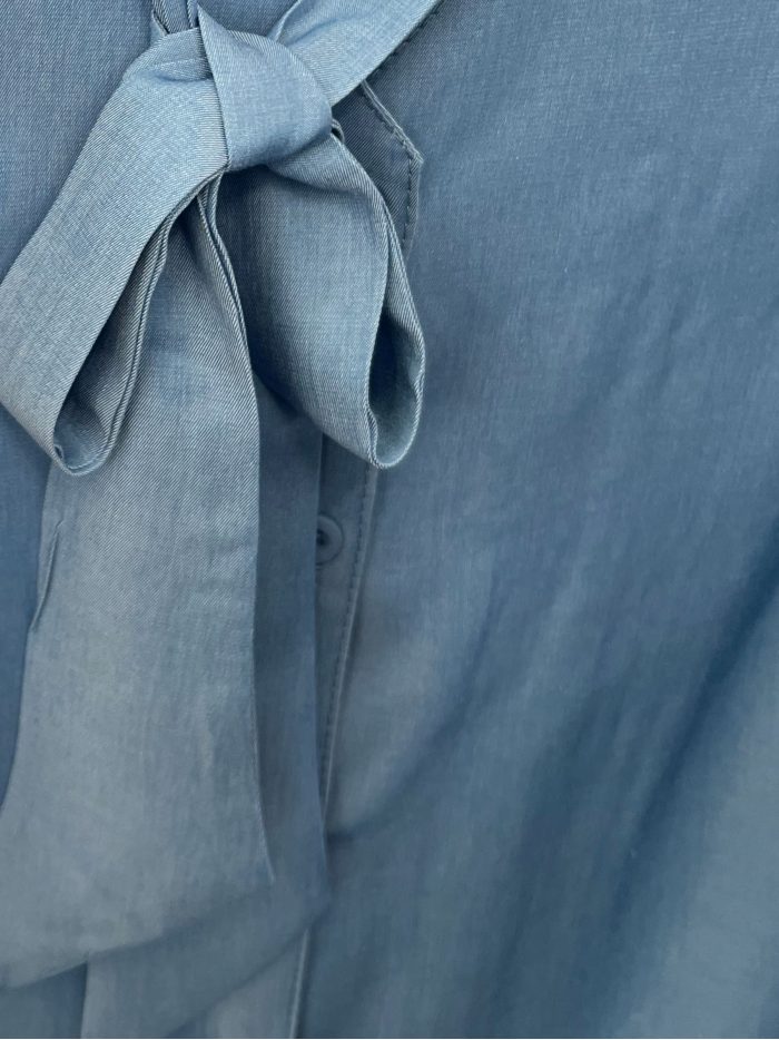 Ärmellose Bluse mit Bindeband am Hals