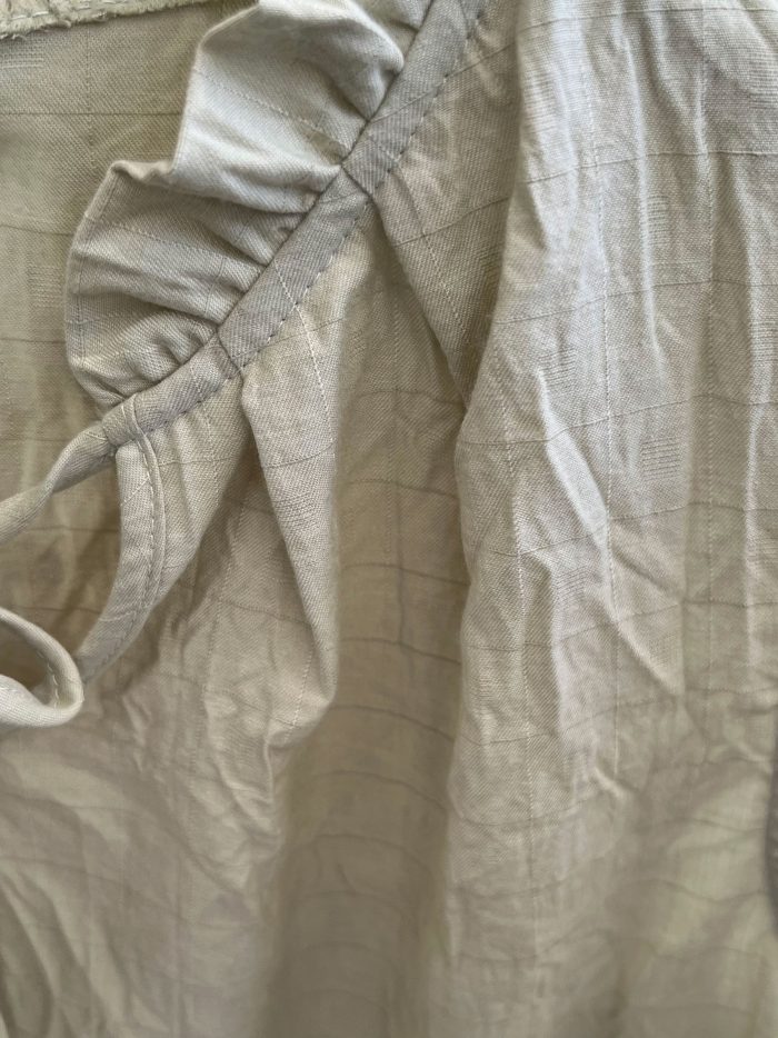 Ärmellose karierte Bluse mit Rüschenkragen