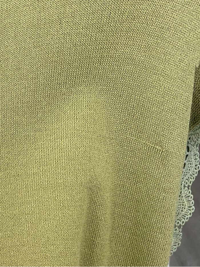 Suéter de malha fina com mangas de renda.