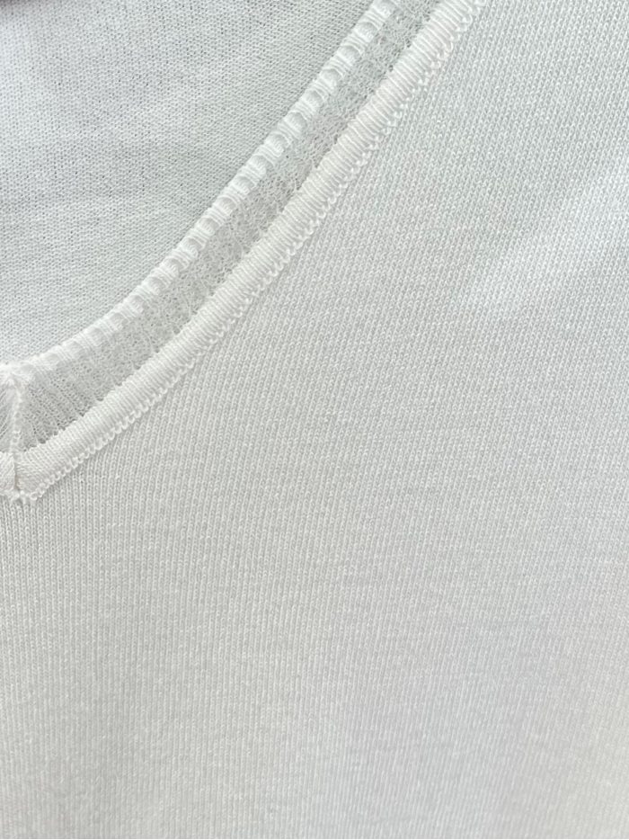 Jersey fino cuello pico con ribete a contraste