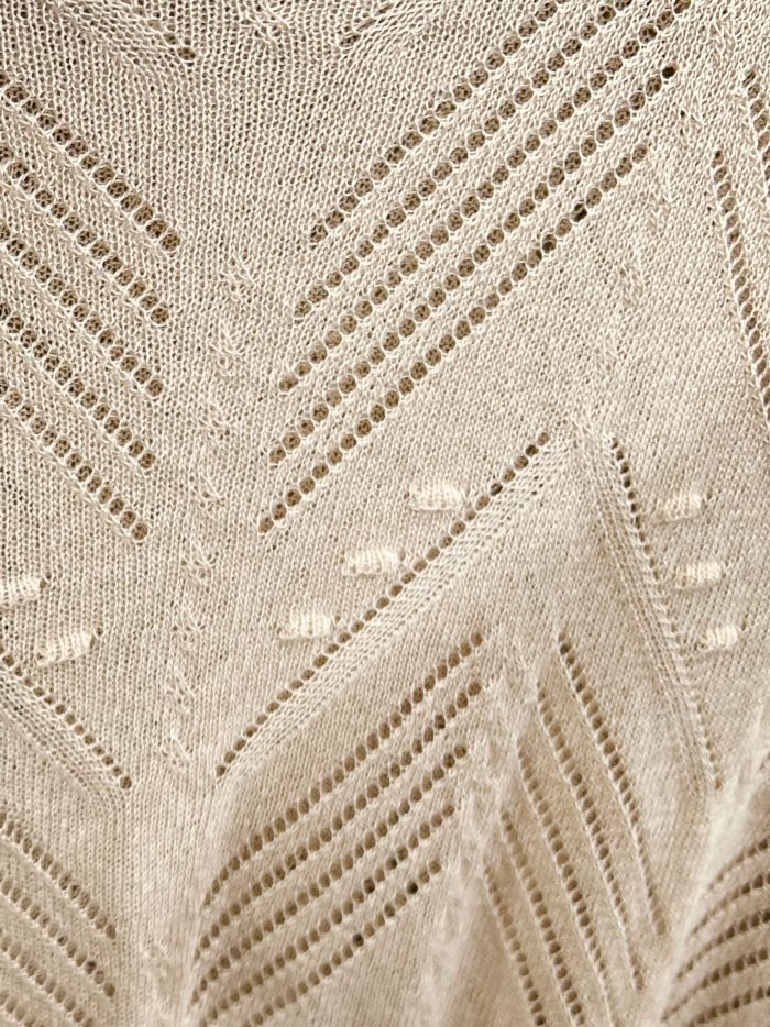 Durchbrochener Pullover mit geprägten kurzen Ärmeln