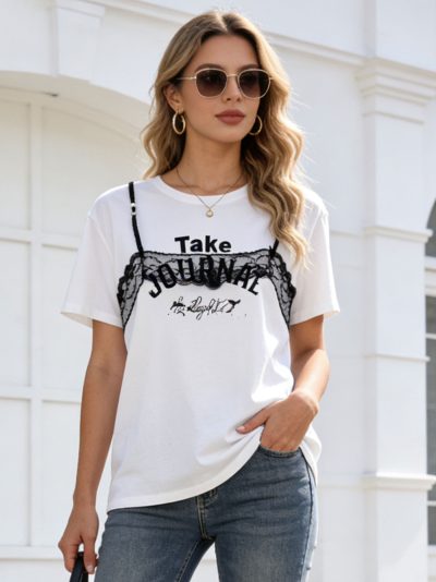 Camiseta amplia estampada con detalle de encaje