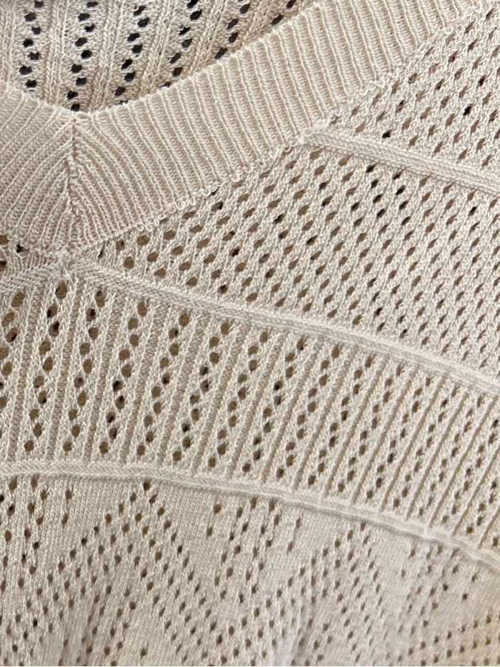 Maglione traforato in maglia fine con scollo a V