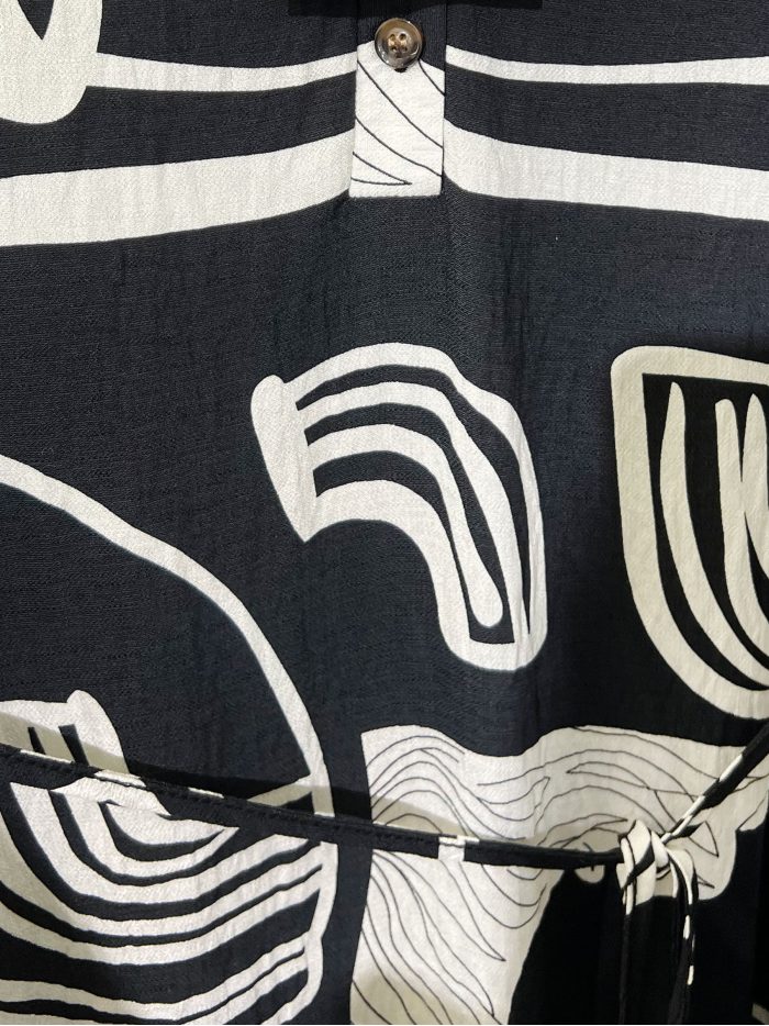 Vestido largo sin mangas estampado geométrico con cinturón