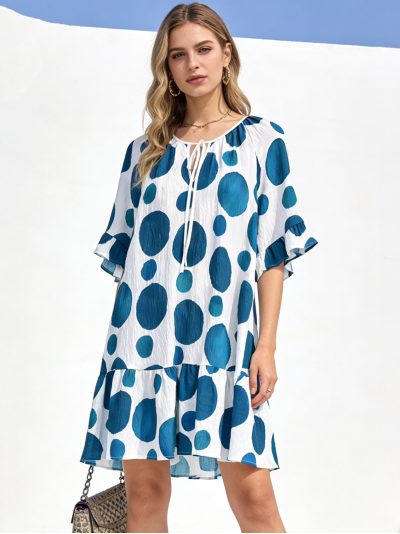 Vestido corto amplio de lunares con bajo volante