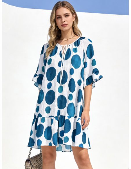 Vestido corto amplio de lunares con bajo volante