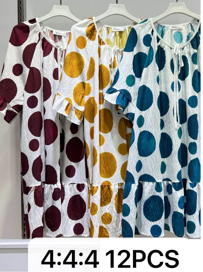 Vestido corto amplio de lunares con bajo volante