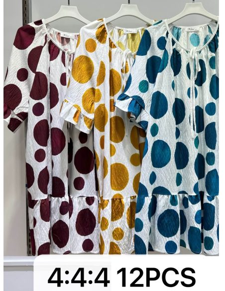 Vestido corto amplio de lunares con bajo volante