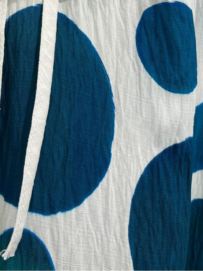 Vestido corto amplio de lunares con bajo volante