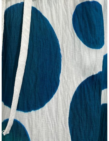 Vestido corto amplio de lunares con bajo volante