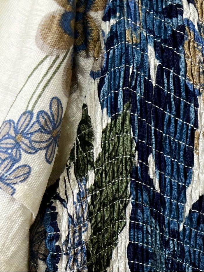 Vestido largo floral con cuerpo fruncido y mangas volante