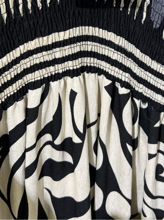 Vestido largo estampado abstracto con escote pico y cintura fruncida