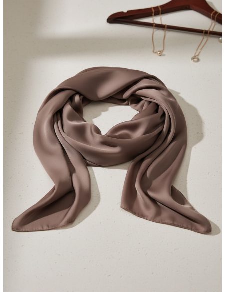 Lenço quadrado liso com efeito de seda