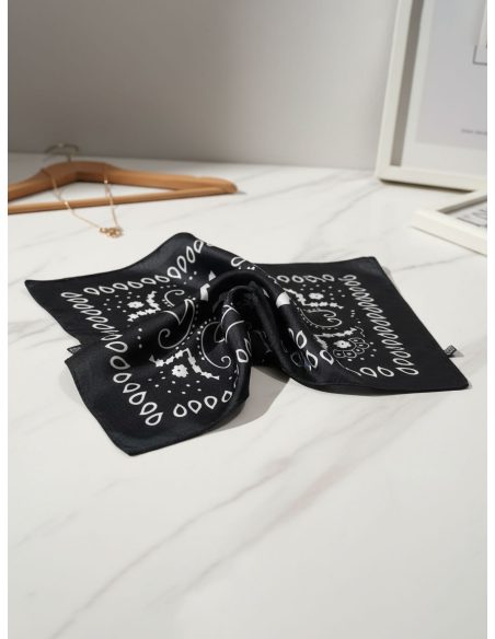 lenço bandana quadrado com estampa e efeito seda