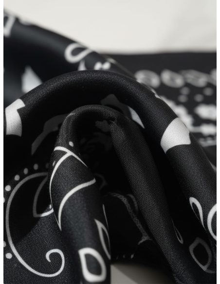 lenço bandana quadrado com estampa e efeito seda