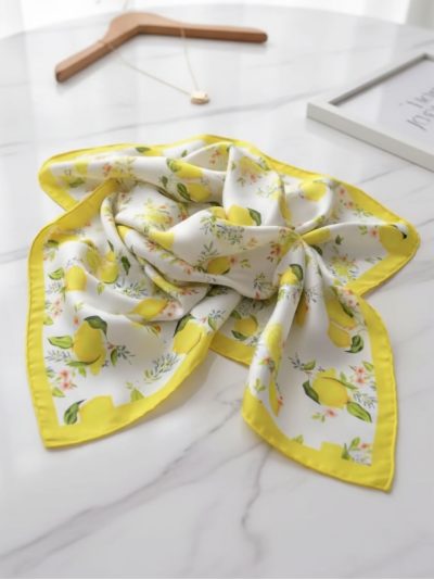 Quadratischer Schal in Seidenoptik mit Zitronenmuster